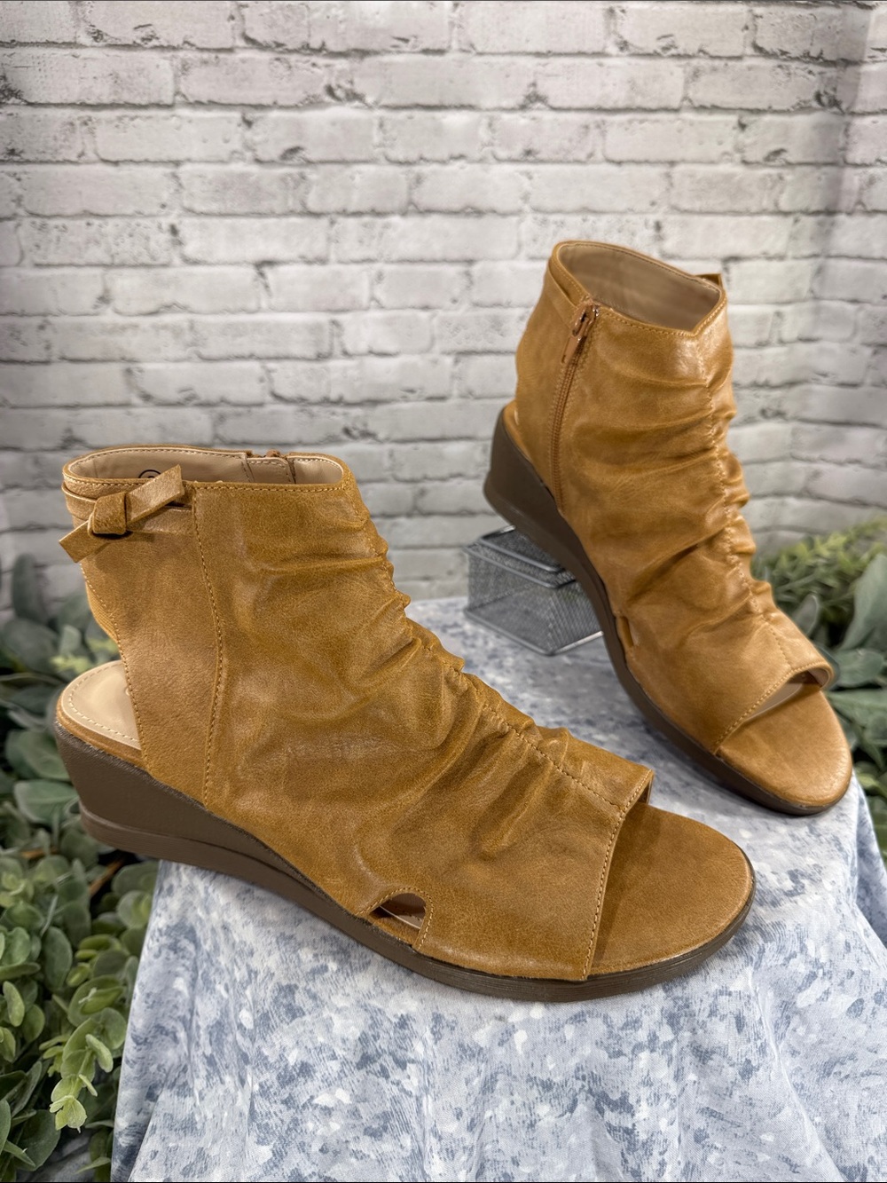 🤎 Tan Slouchy Open-Toe Backless Side-Zip Wedge Sandal Booties - WMS 8M 🤎 NWOT